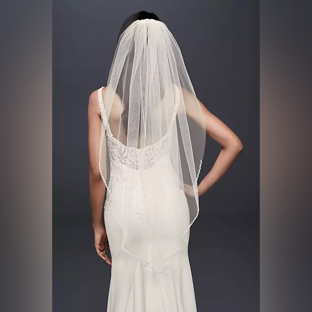 David’s Bridal Tulle Fingertip Veil with Pearl Edge
